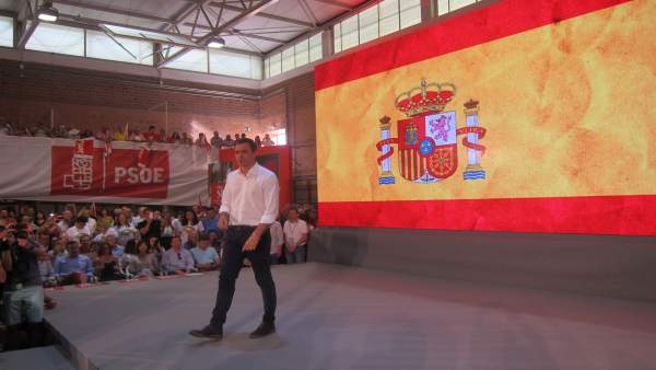 Pedro Sánchez (PSOE) en un mitin en Murcia junto bandera de España Pedro Sánchez (PSOE) en un mitin en Murcia junto bandera de España