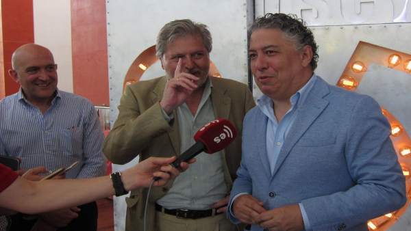 Méndez de Vigo, flanqueado por Jesús Julio Carnero (i) y Tomás Burgos (d) Méndez de Vigo, flanqueado por Jesús Julio Carnero (i) y Tomás Burgos (d)