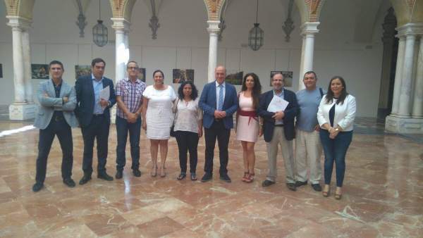 Antonio Ruiz (centro) junto a representantes de las asociaciones Antonio Ruiz (centro) junto a representantes de las asociaciones