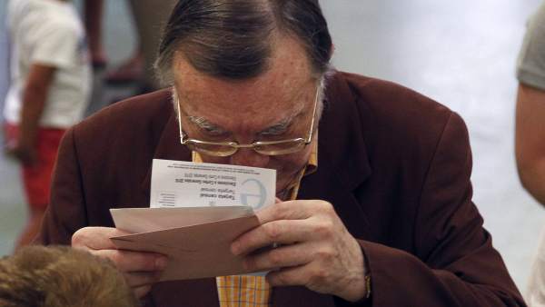 Comprobando dónde votar Comprobando dónde votar