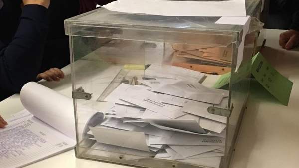 Votos en una urna, elecciones Votos en una urna, elecciones