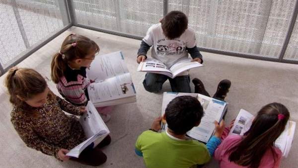 Escolares con libros de texto Escolares con libros de texto
