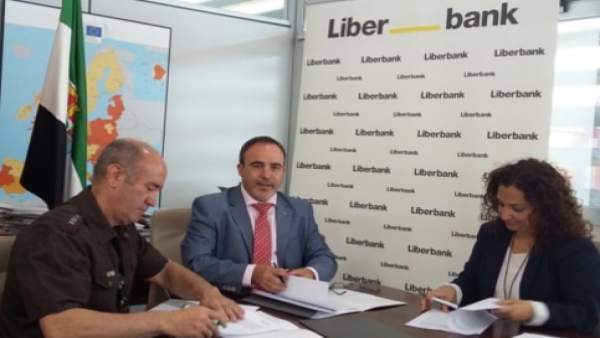 Firma del acuerdo entre Liberbank y la Junta en Monfragüe Firma del acuerdo entre Liberbank y la Junta en Monfragüe