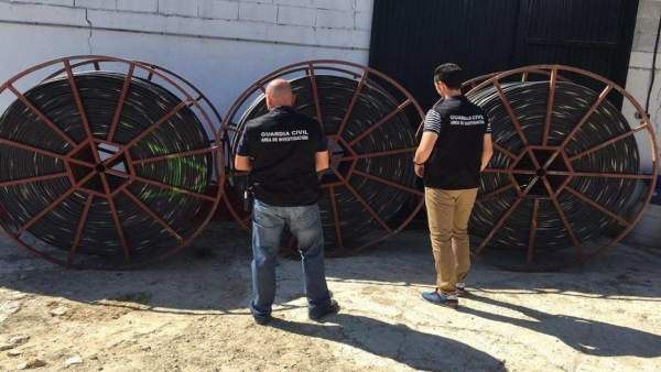 Agentes de la Guardia Civil con el tubo de riego recuperado Agentes de la Guardia Civil con el tubo de riego recuperado