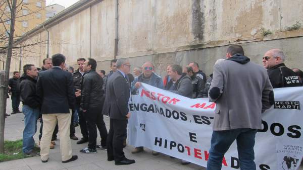 Concentración de la plantilla de Ecomasa frente al Parlamento regional Concentración de la plantilla de Ecomasa frente al Parlamento regional