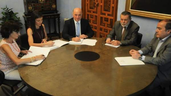 Romero y Ruiz (centro) durante la firma del convenio Romero y Ruiz (centro) durante la firma del convenio