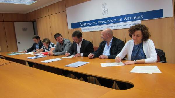 El consejero de Educación, Genaro Alonso, firma acuerdo con sindicatos docentes El consejero de Educación, Genaro Alonso, firma acuerdo con sindicatos docentes