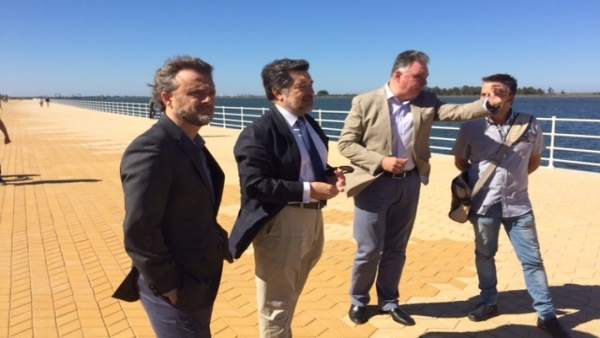 José Fiscal y Javier Barrero en el nuevo paseo de la Ría José Fiscal y Javier Barrero en el nuevo paseo de la Ría