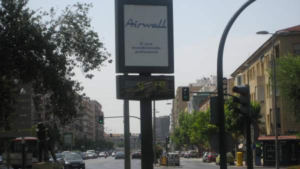 Un Termómetro Muestra Mucho Calor Un Termómetro Muestra Mucho Calor