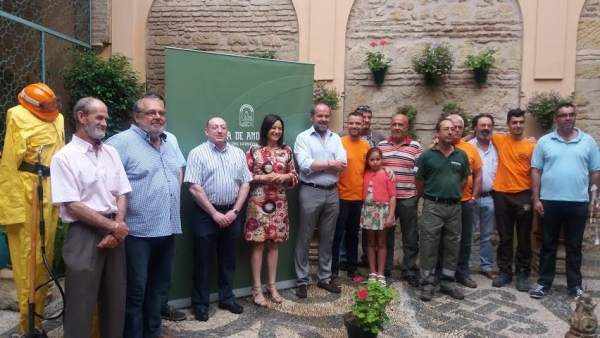 Crespín y Algar (centro) entregan material de protección y ayuda contra el fuego Crespín y Algar (centro) entregan material de protección y ayuda contra el fuego