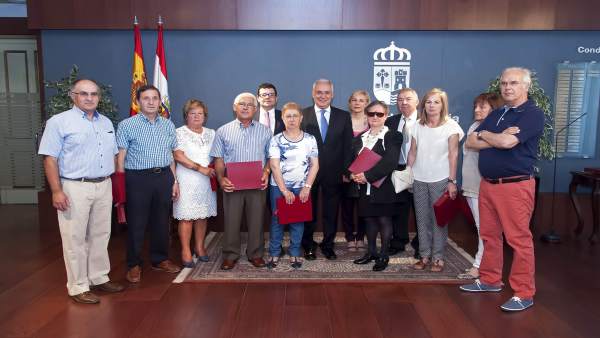 Ceniceros, con los funcionarios homenajeados Ceniceros, con los funcionarios homenajeados