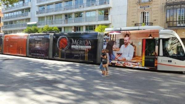 Tranvía de Sevilla con publicidad del Festival de Mérida Tranvía de Sevilla con publicidad del Festival de Mérida