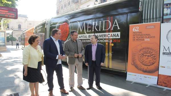 El tranvía de Sevilla paseará la imagen del Festival de Mérida El tranvía de Sevilla paseará la imagen del Festival de Mérida
