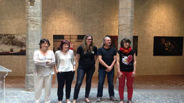 Los autores de 'Versus' junto Maider Beloki tras la rueda de prensa Los autores de 'Versus' junto Maider Beloki tras la rueda de prensa