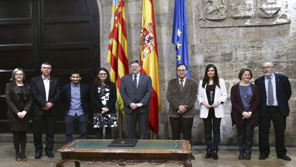 Ximo Puig y el resto de miembros del Consell firman el Código de Buen Gobierno Ximo Puig y el resto de miembros del Consell firman el Código de Buen Gobierno