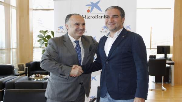 Elías Bendodo y Juan Ignacio Zafra en la firma de un convenio Elías Bendodo y Juan Ignacio Zafra en la firma de un convenio