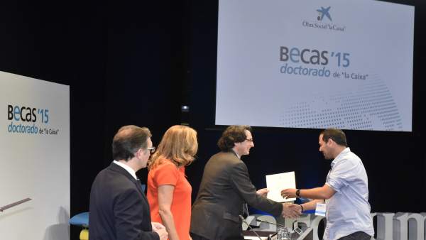 Alvaro Luna recibe la beca Alvaro Luna recibe la beca