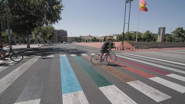 Uno de los pasos de peatones del Pretorio con los colores de la bandera arcoíris Uno de los pasos de peatones del Pretorio con los colores de la bandera arcoíris