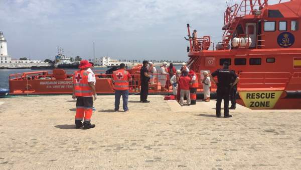 Llegada de una patera al puerto de Málaga Llegada de una patera al puerto de Málaga
