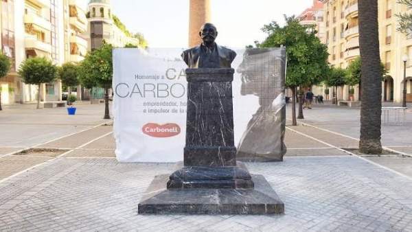 El busto de Carlos Carbonell ya se encuentra en su nuevo emplazamiento El busto de Carlos Carbonell ya se encuentra en su nuevo emplazamiento