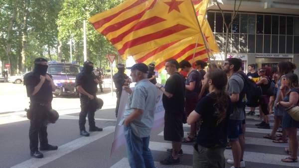 Protesta independentista ante el Rey en Girona Protesta independentista ante el Rey en Girona