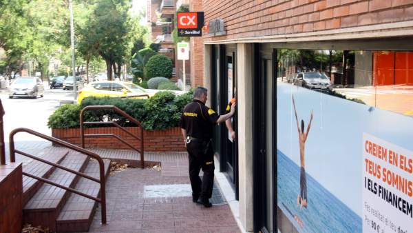Agentes de seguridad privada en la entrada de la sucursal bancària del carrer de Ganduxer donde una mujer ha sido apuñalada. Agentes de seguridad privada en la entrada de la sucursal bancària del carrer de Ganduxer donde una mujer ha sido apuñalada.