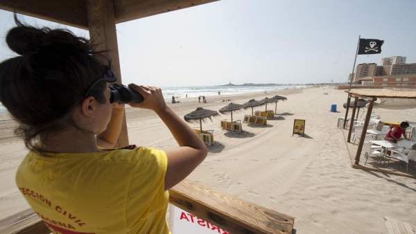 Vigilante en una playa Vigilante en una playa