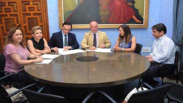 Antonio Ruiz (dcha.) y Villamandos durante la firma del convenio Antonio Ruiz (dcha.) y Villamandos durante la firma del convenio