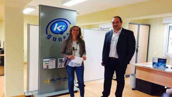 Amaia del Campo y Alex Etxebarria en la inauguración del nuevo centro Kz-Gunea Amaia del Campo y Alex Etxebarria en la inauguración del nuevo centro Kz-Gunea