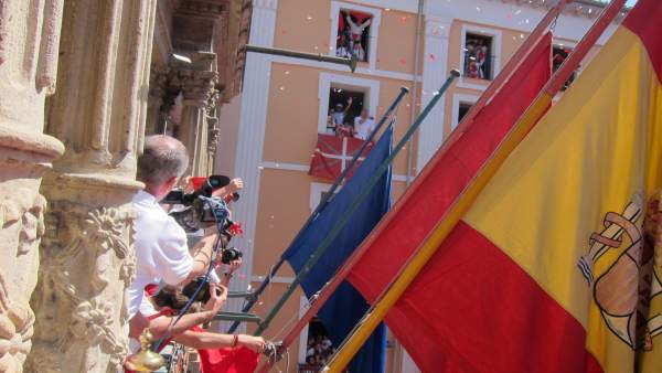 Banderas en el Ayuntamiento de Pamplona en el chupinazo de Sanfermines. Banderas en el Ayuntamiento de Pamplona en el chupinazo de Sanfermines.