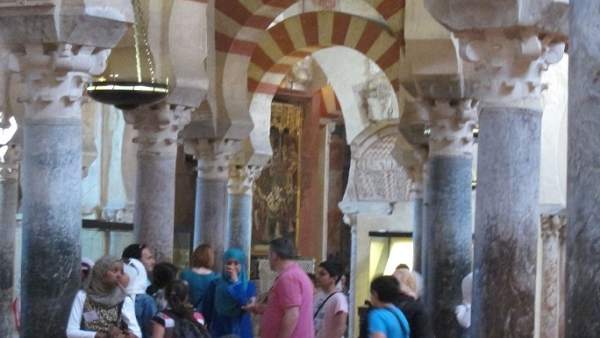 Turistas en el interior de la Mezquita Turistas en el interior de la Mezquita