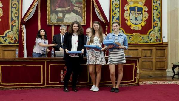 Alumnas del instituto Galileo Galilei premiadas en la Incubadora de Sondeos Alumnas del instituto Galileo Galilei premiadas en la Incubadora de Sondeos