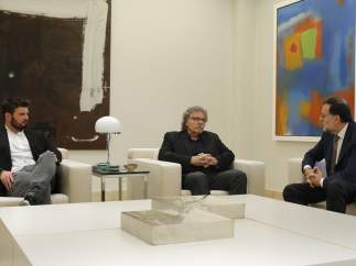 El presidente del Gobierno en funciones, Mariano Rajoy (PP), a la derecha de la imagen, conversa con los dirigentes de ERC Gabriel Rufián (izquierda) y Joan Tardà (centro) durante la reunión que han mantenido en el Palacio de la Moncloa.