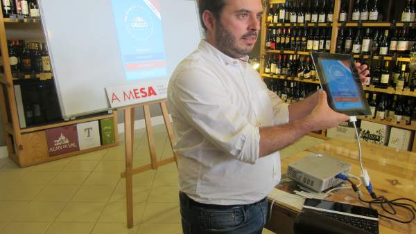 El presidente de A Mesa, Carlos Maceira, presenta la aplicación A liña do galego El presidente de A Mesa, Carlos Maceira, presenta la aplicación A liña do galego