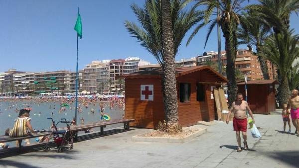 La bandera verde ondea en una de las playas de Torrevieja La bandera verde ondea en una de las playas de Torrevieja