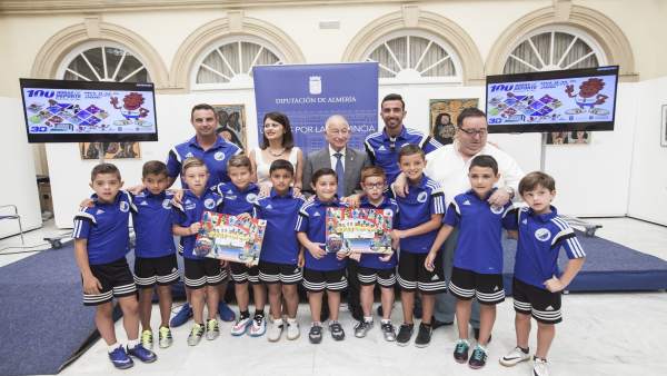 Varios deportistas de Roquetas de Mar, en la presentación de las 'Cien Horas'. Varios deportistas de Roquetas de Mar, en la presentación de las 'Cien Horas'.
