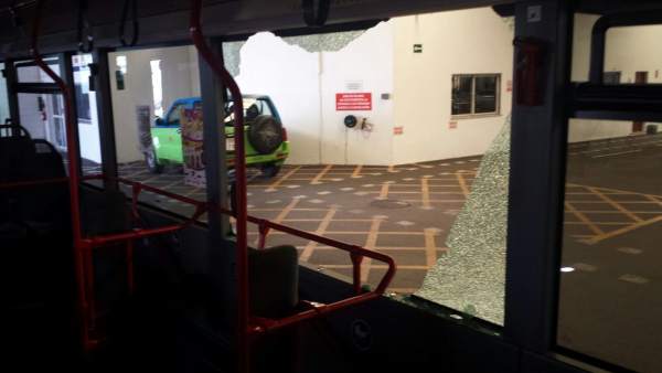 El autobús que ha sufrido el ataque, en las cocheras de Surbus El autobús que ha sufrido el ataque, en las cocheras de Surbus