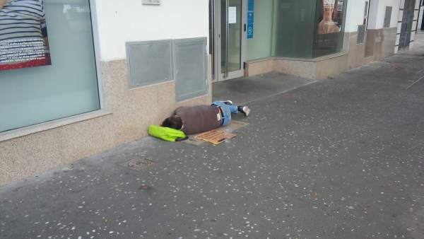 Mendigo durmiendo en la calle Mendigo durmiendo en la calle