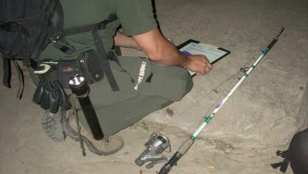 Un agente rural en un control de pesca Un agente rural en un control de pesca