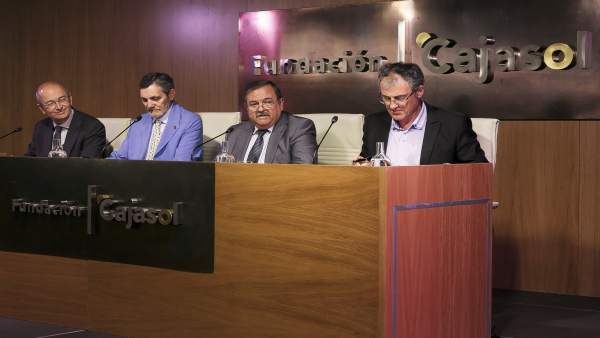 Imagen de la entrega de diplomas. Imagen de la entrega de diplomas.