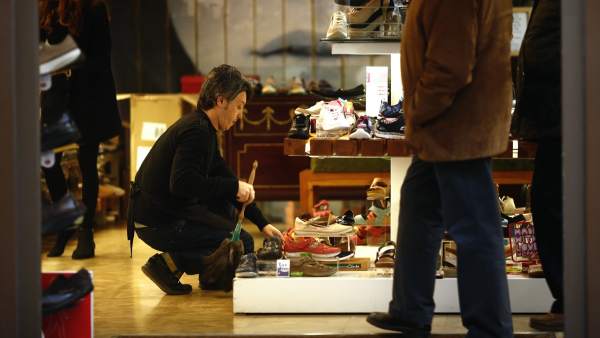 Trabajador de una tienda de zapatos Trabajador de una tienda de zapatos