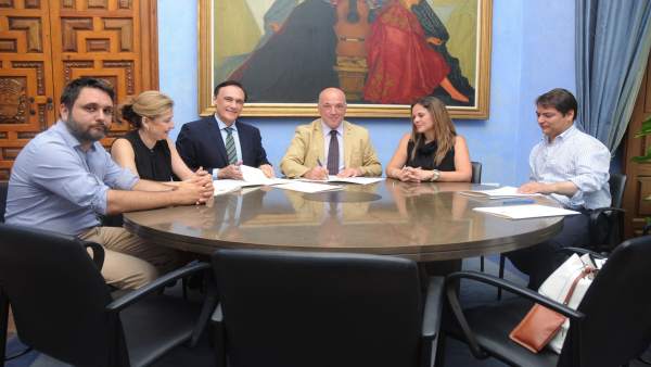 Diputación y Universidad de Córdoba firman un convenio para Campeonato de Debate Diputación y Universidad de Córdoba firman un convenio para Campeonato de Debate