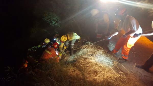 Momento del rescate de uno de los heridos Momento del rescate de uno de los heridos
