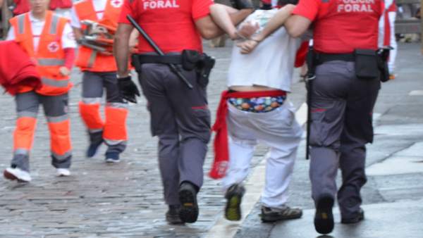 Agentes de la Policía Foral trasladan a una persona detenida Agentes de la Policía Foral trasladan a una persona detenida