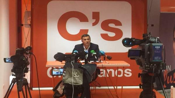 Carlos Hernández en rueda de prensa Carlos Hernández en rueda de prensa
