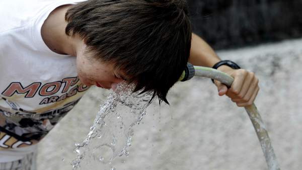 Sol, calor, temperaturas, buen tiempo, bebiendo agua, refrescarse Sol, calor, temperaturas, buen tiempo, bebiendo agua, refrescarse