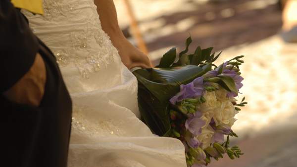 Novia con ramo de flores en la mano Novia con ramo de flores en la mano