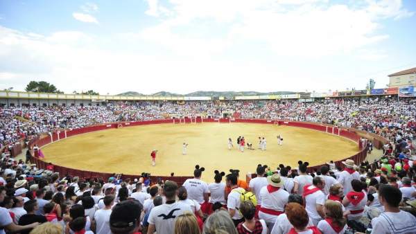 Minuto de silencio en la plaza de Toros de Teruel. Minuto de silencio en la plaza de Toros de Teruel.