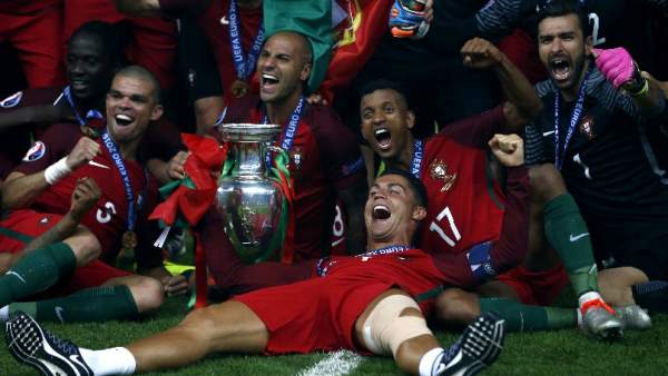 Cristiano y la selección de Portugal celebran la Eurocopa Cristiano y la selección de Portugal celebran la Eurocopa