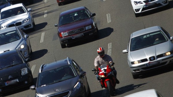 Atasco de coches en la M-30 madrileña